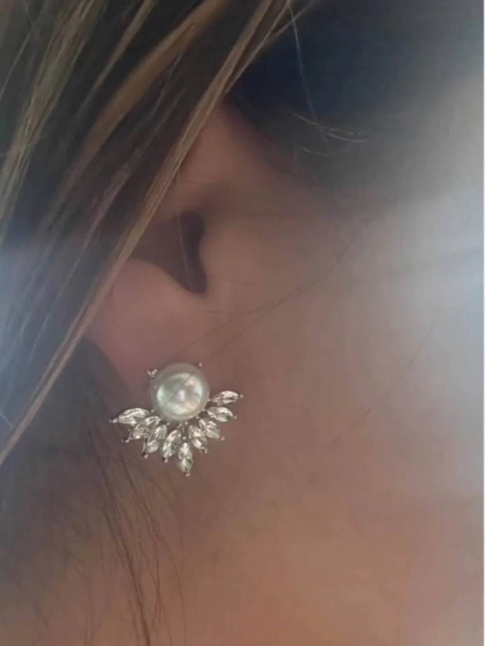 Elegant Silver Pearl Stud Earrings with Crystal Accents - Picture 3 of 3